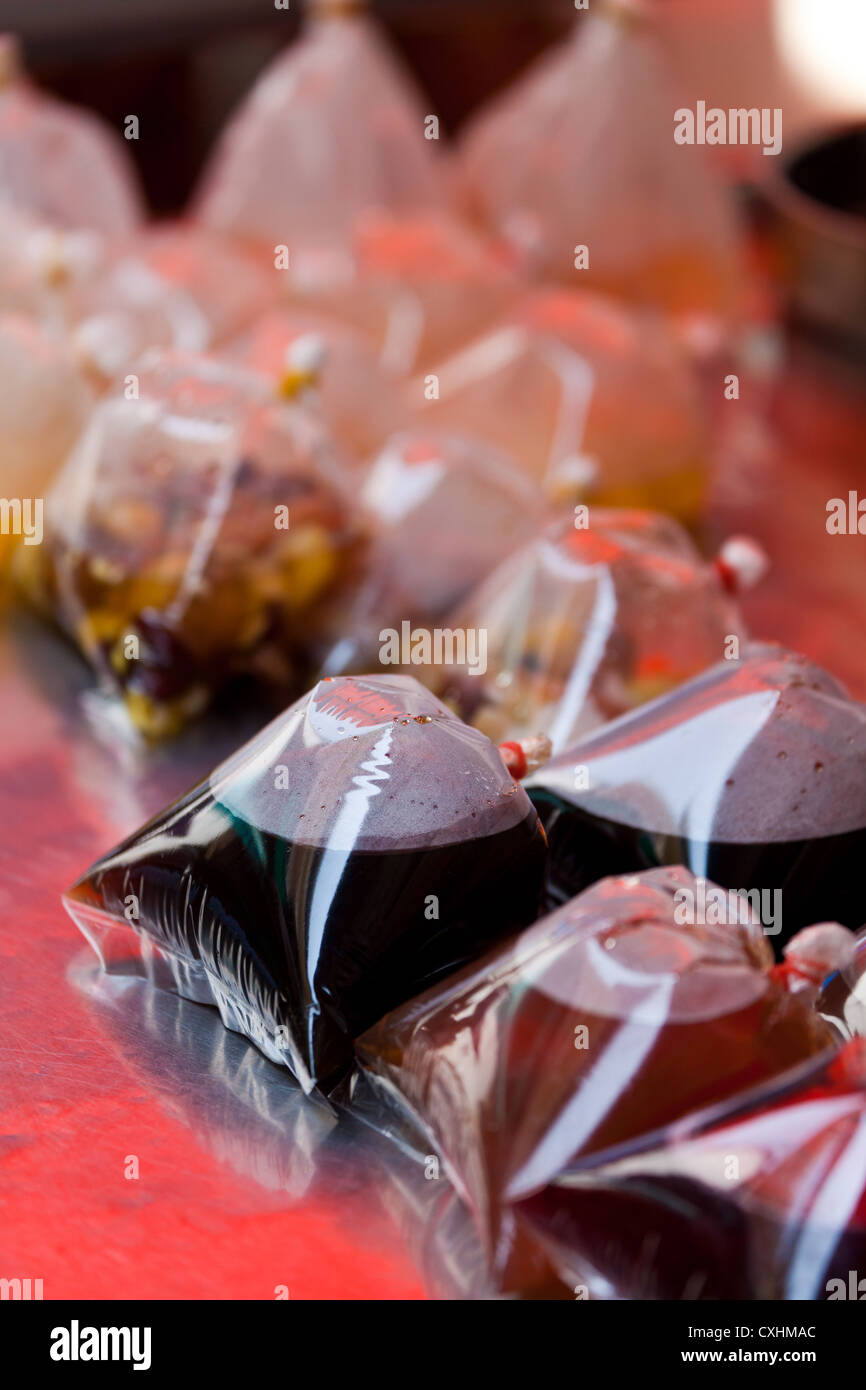 Cibo tailandese in borse di plastica in Chiang Mai Foto Stock
