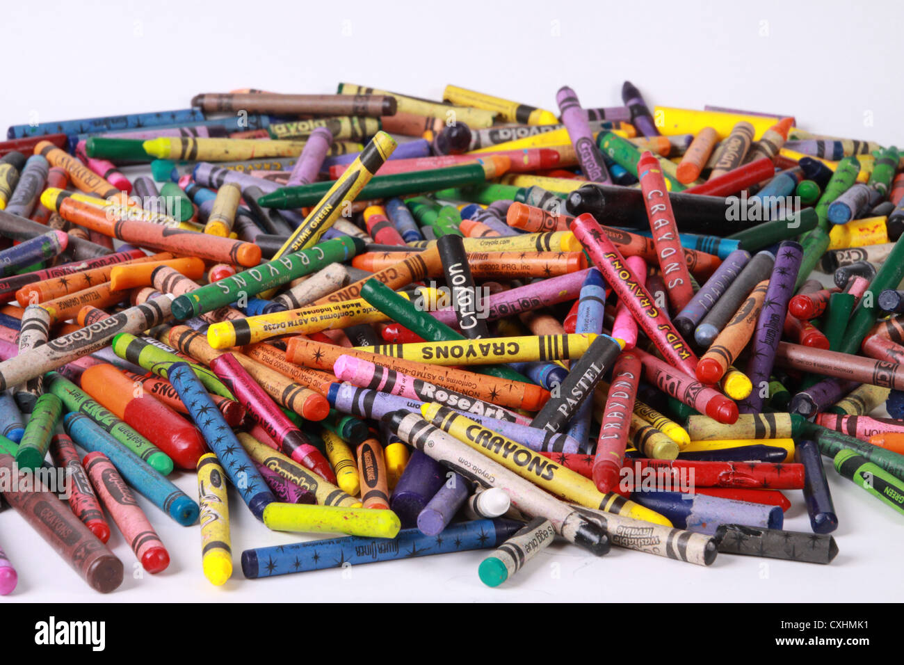 Assortimento casuale di matite colorate. Foto Stock