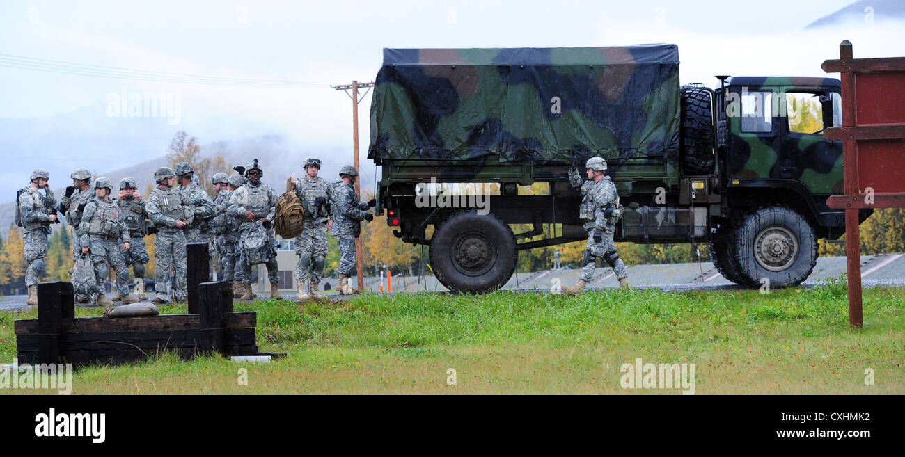 Base comune elmendorf-richardson, Alaska -- soldati della 545th polizia militare azienda arriva a kraft hand grenade gamma sulla base comune elmendorf-richardson, giovedì, sept. 20, 2012. i soldati erano rinfrescanti le loro competenze con impiegando pratica bombe a mano in vari scenari a più bersagli simulata prima di lanciare granate dal vivo. Foto Stock