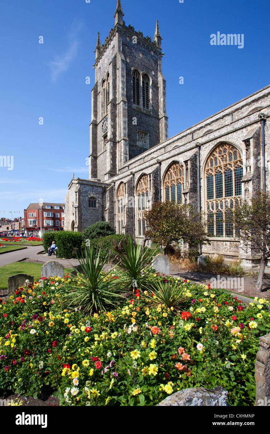 Fiori d'estate presso la chiesa di San Pietro e di San Paolo a CROMER Inghilterra Norfolk Foto Stock