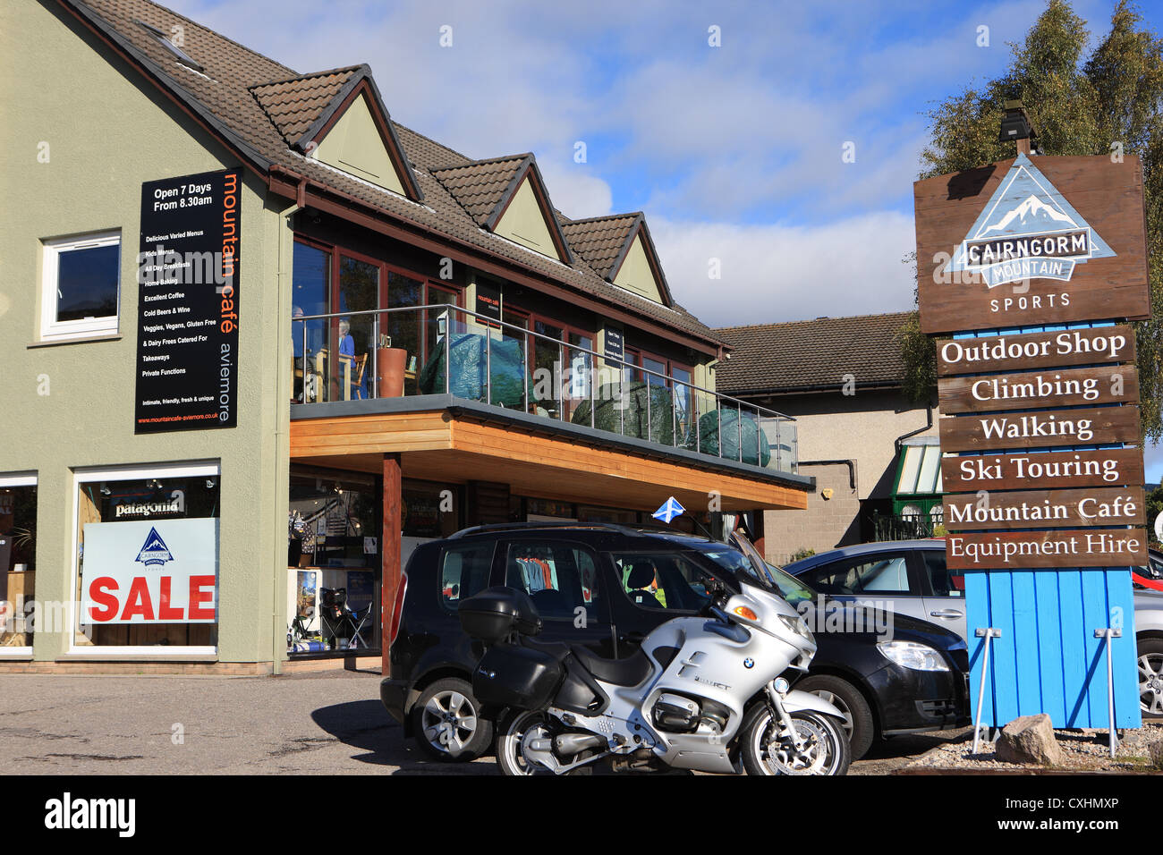 Mountain cafe e Cairngorm sport outdoor shop in Aviemore parte del Parco Nazionale di Cairngorms nelle Highlands scozzesi Foto Stock