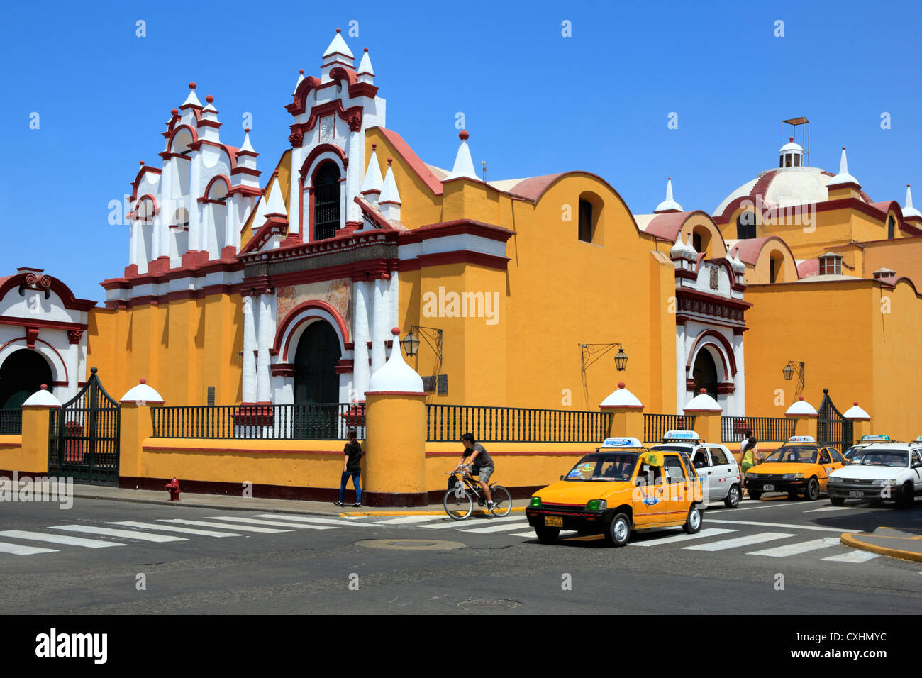 La facciata della chiesa, Plaza de Armaz, Trujillo, Perú Foto Stock