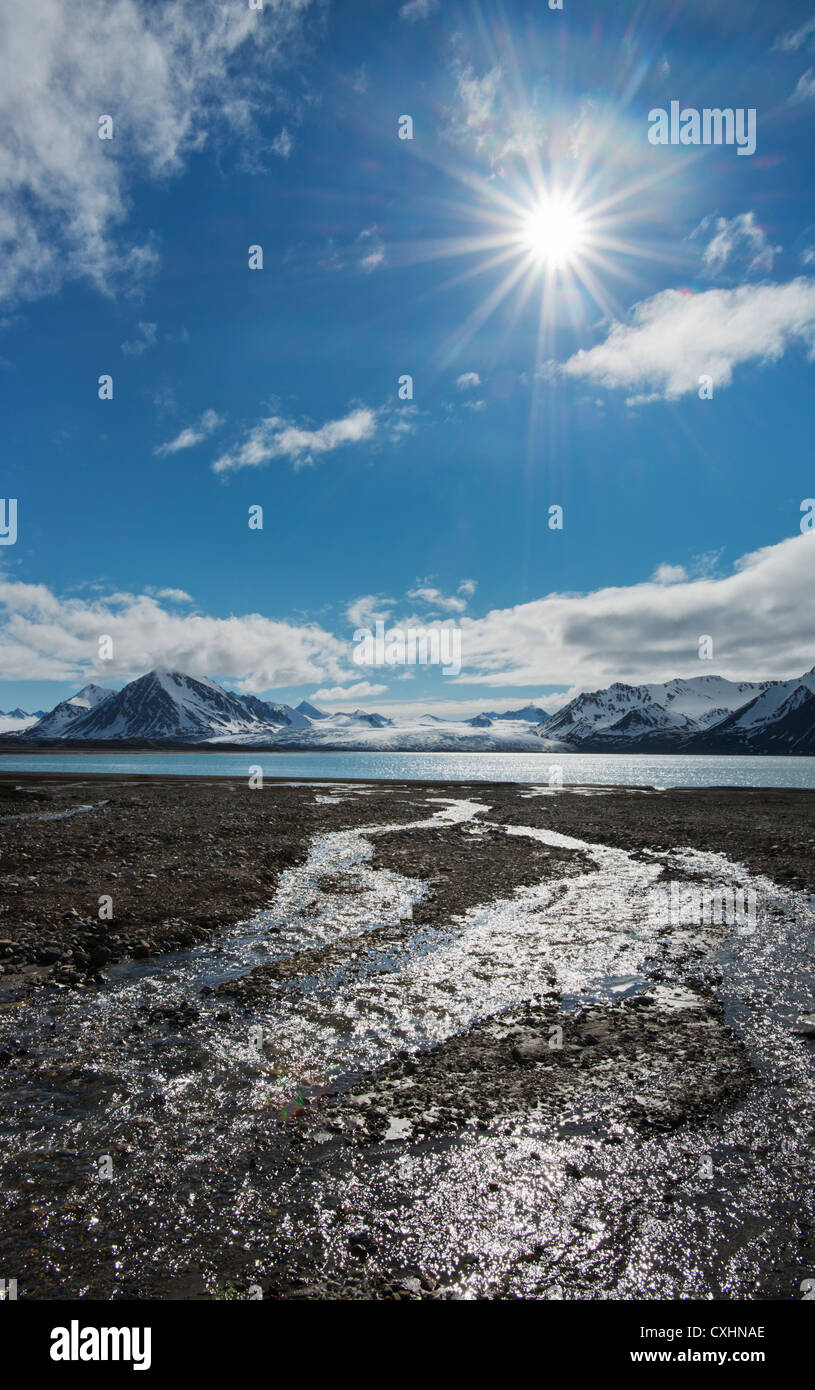 Sun su meltstream, Engelsbukta, Svalbard artico, Norvegia Foto Stock