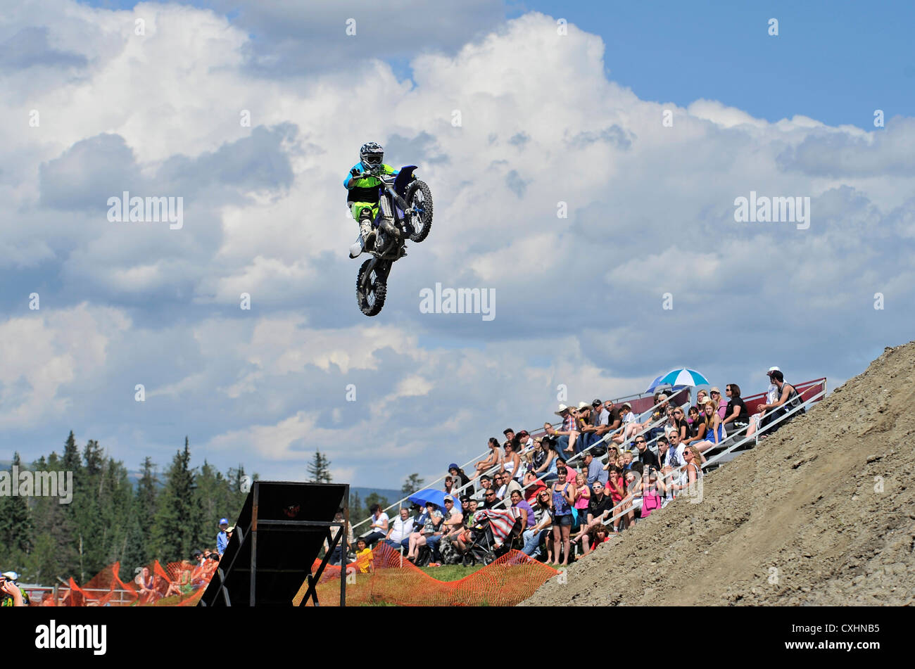 Un pilota di motocross predefinizione di una antenna stunt Foto Stock