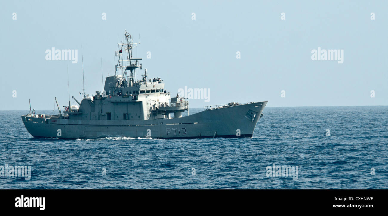 Bangladesh navy offshore nave pattuglia bns sangu (p-713) transita al largo delle coste del Bangladesh durante la cooperazione a galla la prontezza e la formazione (carati) 2012. carato è una serie di accordi bilaterali di esercitazioni militari tra la marina degli Stati Uniti e le forze armate del Bangladesh, Brunei, Cambogia, Indonesia, Malaysia, Filippine, Singapore, Thailandia e timor est. Foto Stock