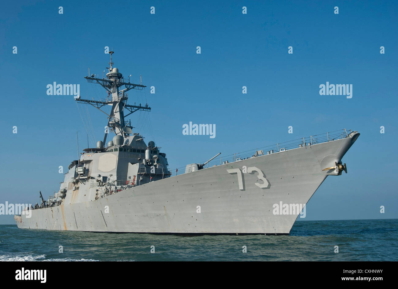 Il guidato-missile destroyer uss decatur (ddg 73) transita al largo delle coste del Bangladesh durante la cooperazione a galla la prontezza e la formazione (carati) 2012. carato è una serie di accordi bilaterali di esercitazioni militari tra la marina degli Stati Uniti e le forze armate del Bangladesh, Brunei, Cambogia, Indonesia, Malaysia, Filippine, Singapore, Thailandia e timor est. Foto Stock