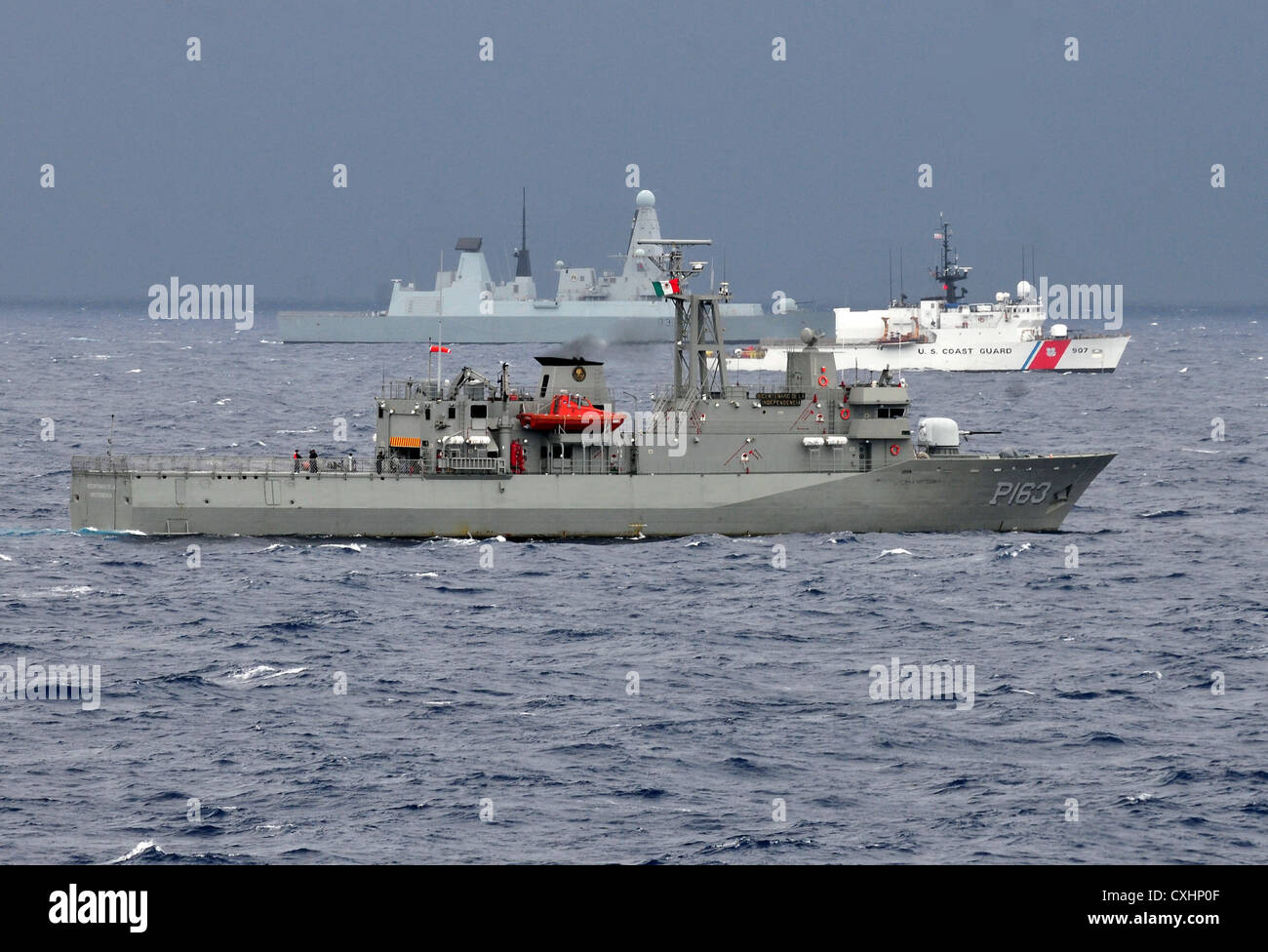 Mar dei Caraibi (sept. 21, 2012), il messicano navy patrol braccio nave independencia (po-163) è in corso in formazione con il arleigh burke-class guidato-missile destroyer uss gravemente (DDG 107) e gli Stati Uniti guardacoste uscgc escanaba (wmec-907) durante un drone di esercizio per unitas atlantic 2012. unitas atlantic 2012 è un annuale esercizio navale ospitato dal governo degli Stati Uniti 4a flotta e consiste di forze navali da 13 diverse nazioni partner. Foto Stock