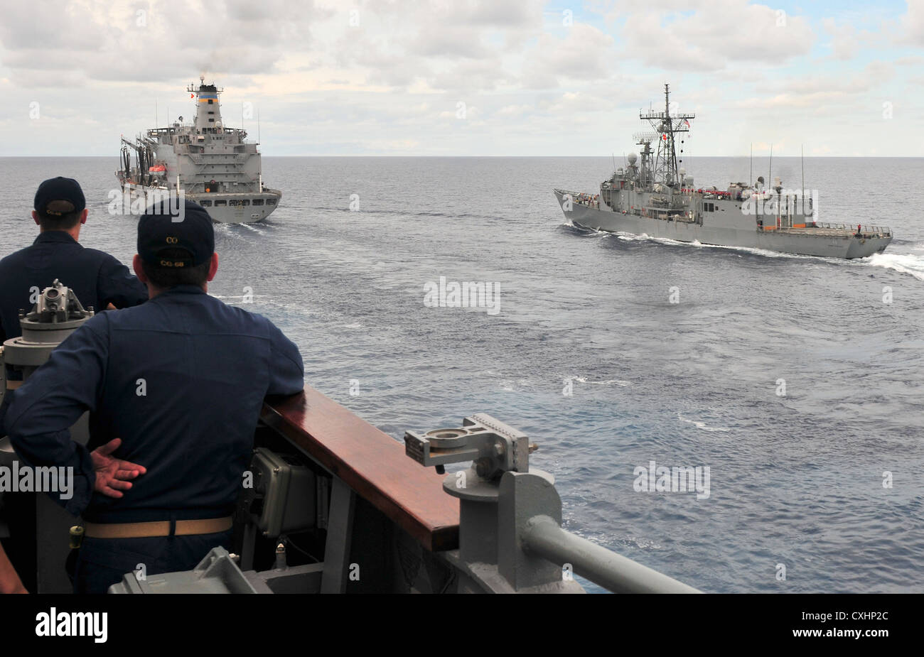 Il capitano John M. Dorey, comandante della USS Anzio (CG 68), osserva un esercizio di rifornimento con la USS Bradley e la USNS Patuxent nello stretto di Florida per UNITAS Atlantic 2012. L'esercizio si concentra sulle procedure di rifornimento in mare tra diverse classi di navi. Foto Stock