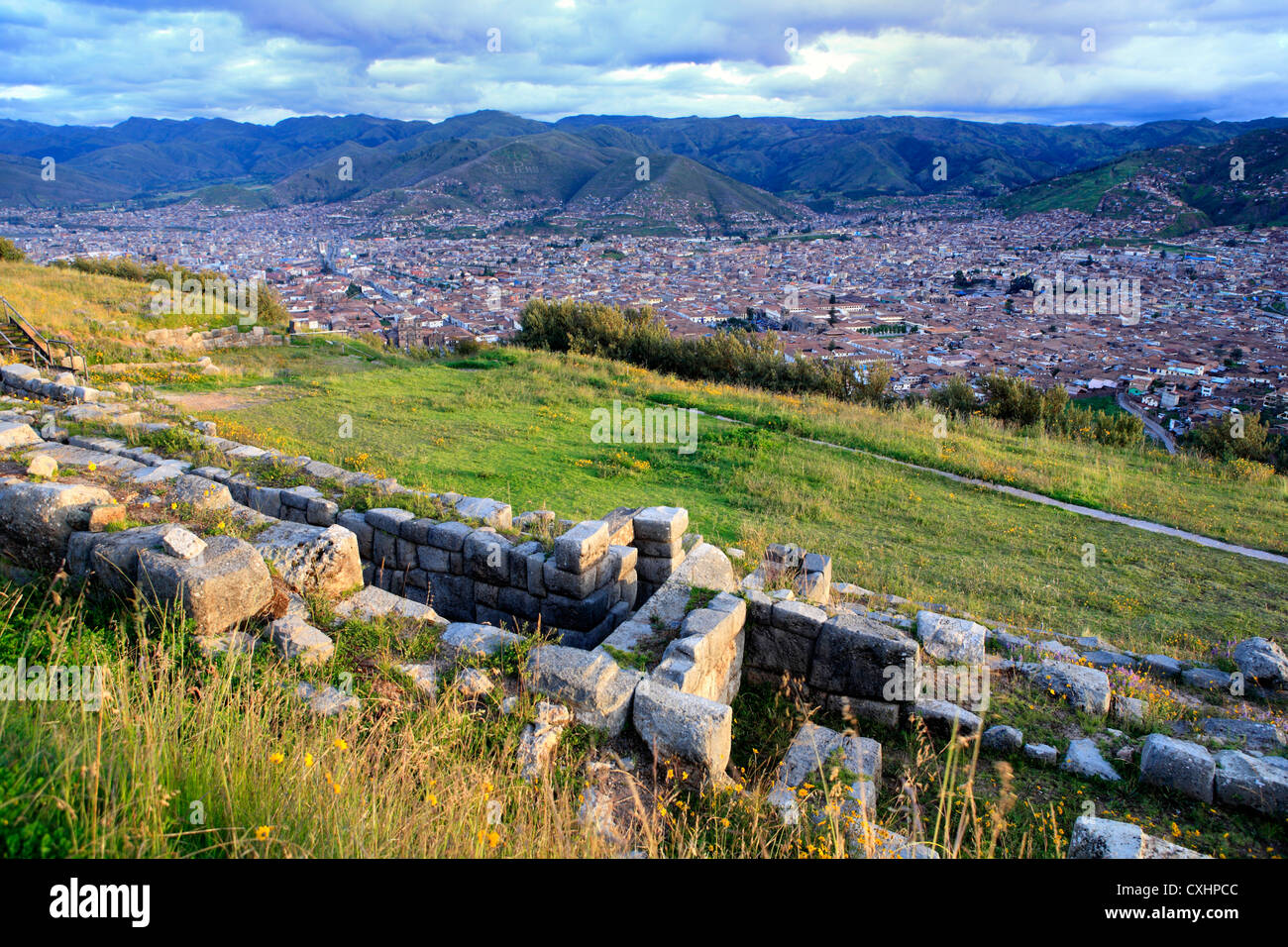 Vista di Cuzco dal Sacsayahuaman sito archeologico, Perù Foto Stock