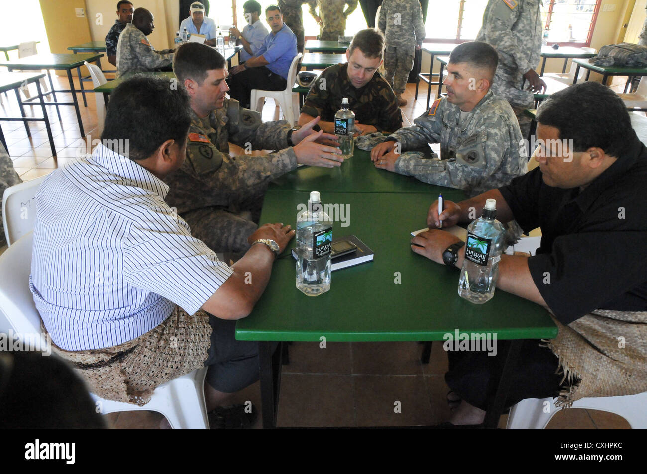 Lt. col. thomas brown e lt. col. thomas barret, l'esercito degli Stati Uniti del Pacifico Comando di emergenza post assistenza umanitaria survey team insieme con una nuova zelanda controparte lo scambio di informazioni e di idee con i membri della tonga national emergency management office a taliai accampamento militare, regno di Tonga, sept. 25, 2012. Essi prendono parte in â€oecoral reefâ€ un multi-emergenza nazionale deployment readiness esercizio per condividere la fornitura di assistenza umanitaria e di soccorso in caso di catastrofe le tecniche e le procedure con i partner del Pacifico da Australia e Nuova Zelanda e Tonga. Foto Stock