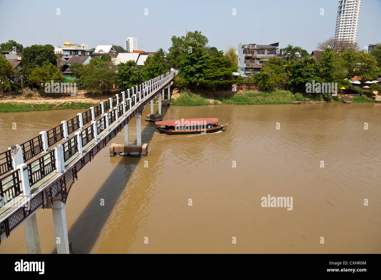 Ponte sul Fiume Maenam Ping in Chiang Mai in Thailandia Foto Stock