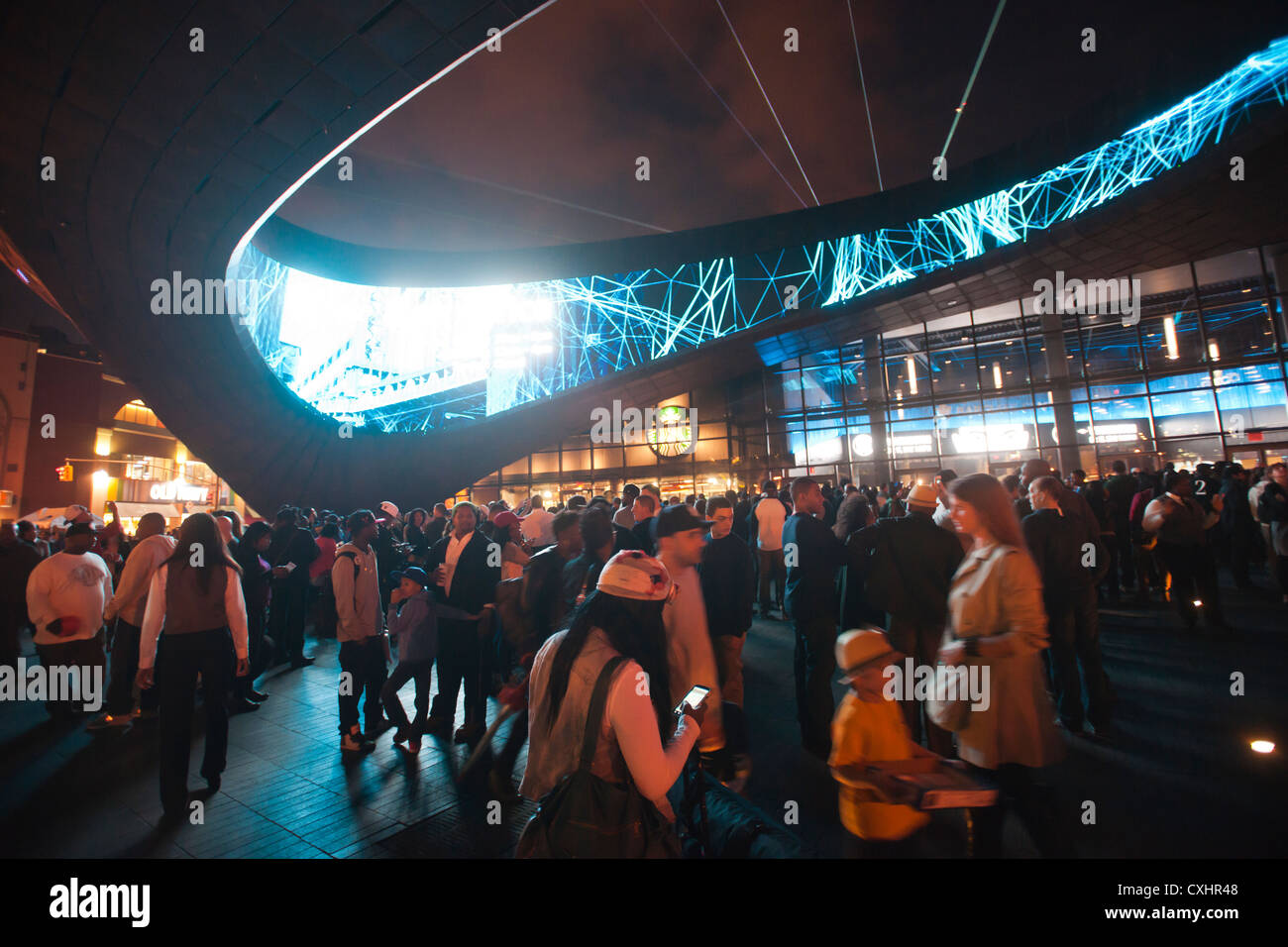La folla arrivano sulla serata di apertura per la Barclays Center di Brooklyn a New York Foto Stock