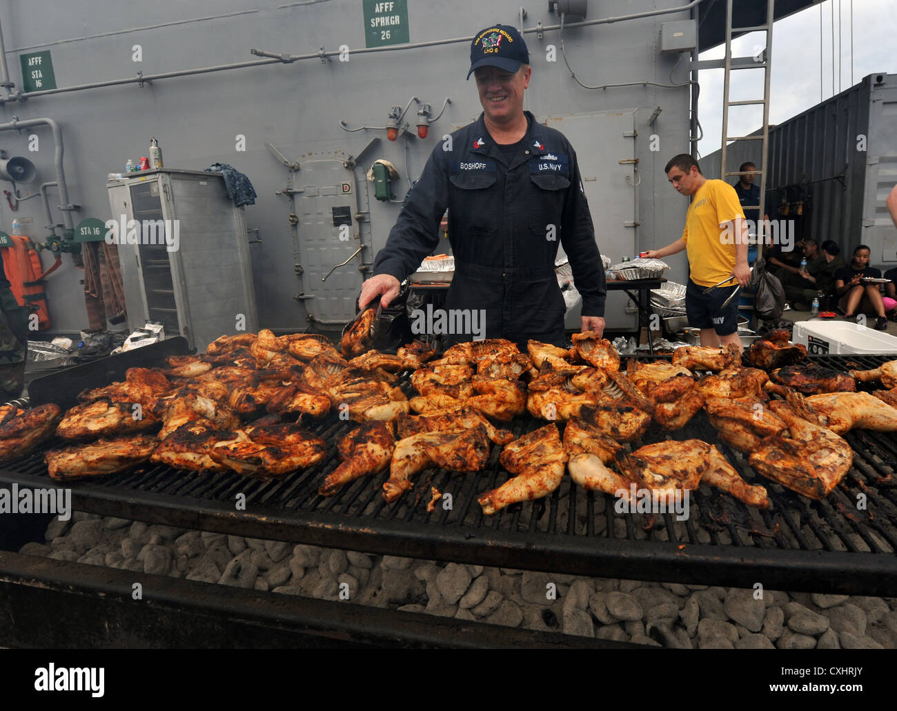 Marinai e marines godono di un acciaio picnic sulla spiaggia a bordo distribuita Amphibious Assault nave USS bonhomme richard (LHD 6). bonhomme richard è la nave di piombo del solo distribuita anfibio gruppo pronto ed è operante negli Stati Uniti 7 flotta area di responsabilità. Foto Stock