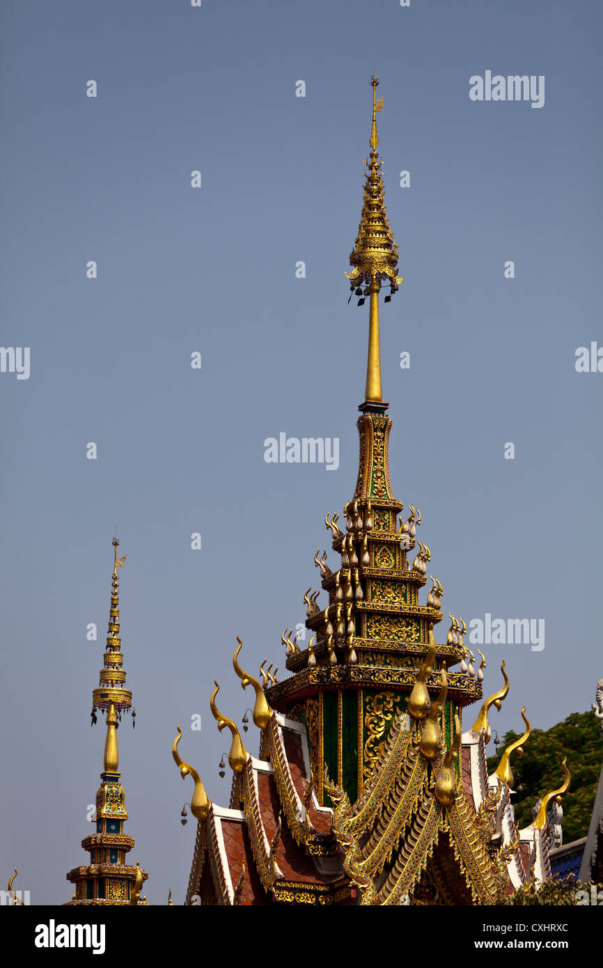 Tetto del tempio Wat Chaimongkol in Chiang Mai Foto Stock