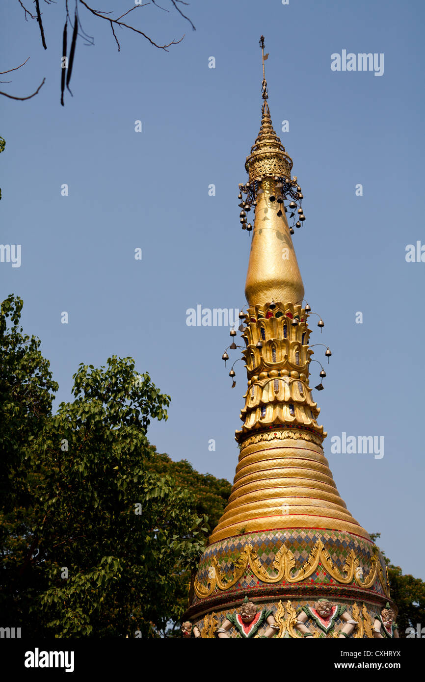 Parte superiore del Chedi del tempio Wat Chaimongkol in Chiang Mai Foto Stock