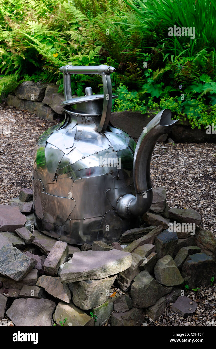 Bollitore artwork lamiera sul fuoco installation art garden design giardinaggio giardino nazionale al centro esposizioni di Wicklow Foto Stock