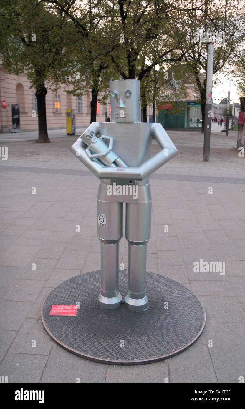"Bettelroboter Alfa e Beta. Drehen Sie an der Kurbel!' nel quartiere dei musei (MuseumsQuartier Wien) di Vienna in Austria. Foto Stock