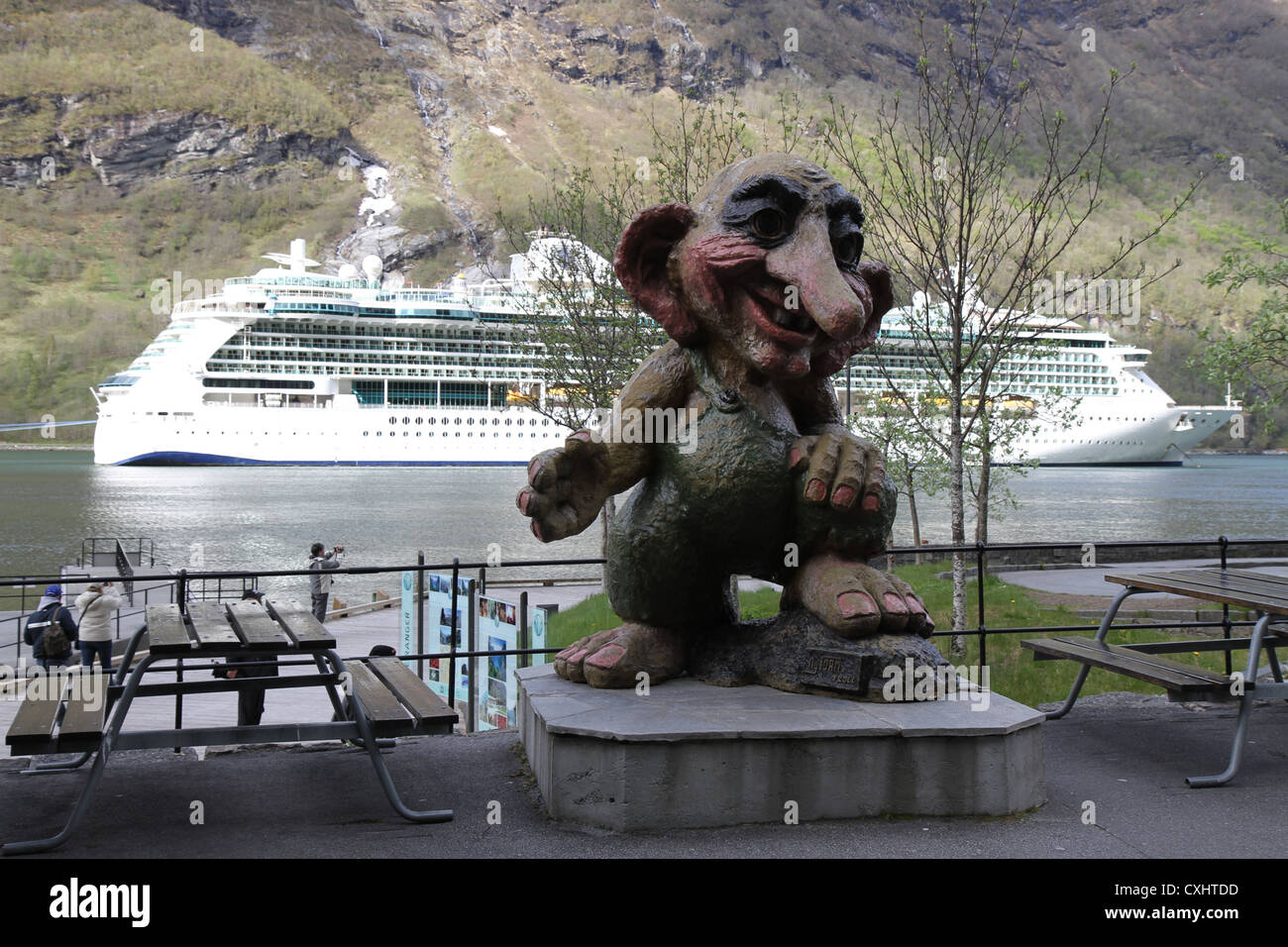 Statua di un troll in Geiranger, Norvegia, con un cruiseship in background. Foto Stock