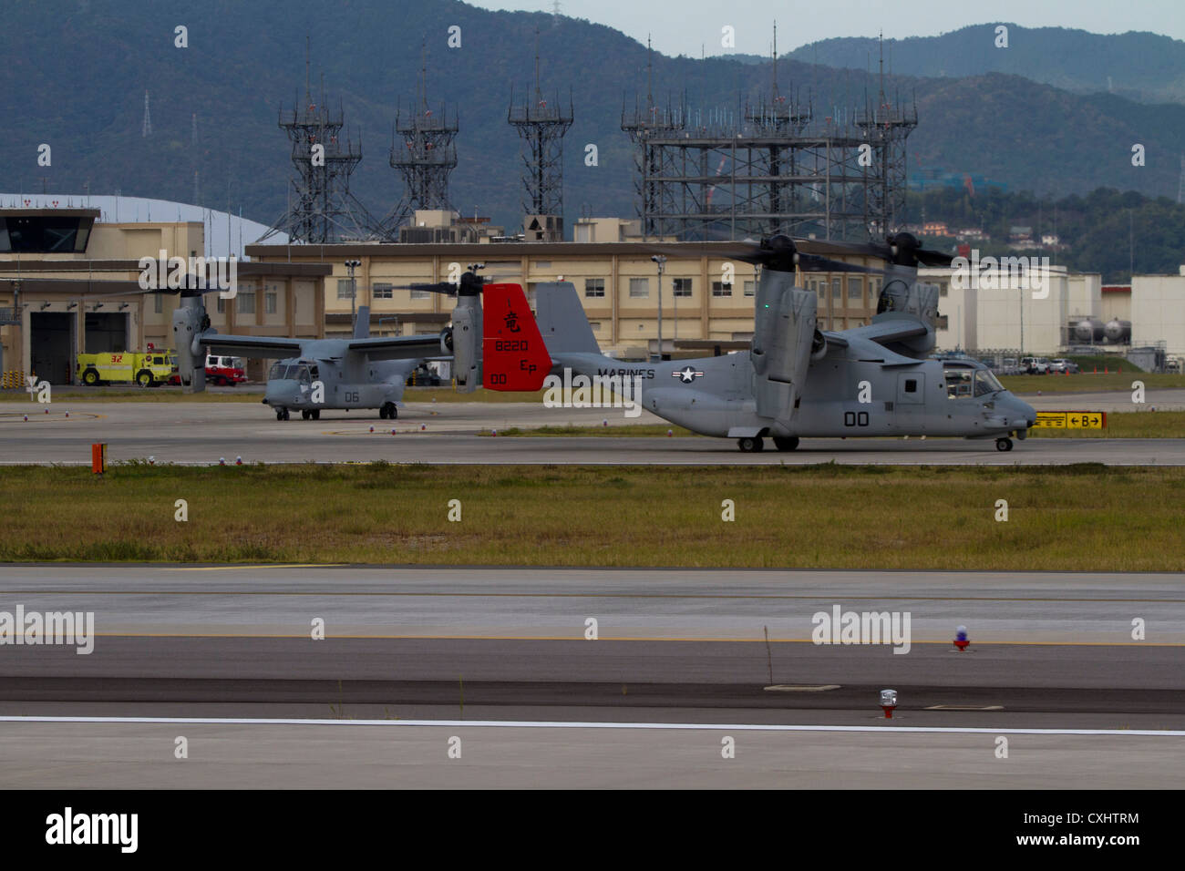 Marine elicottero medio squadron 265 mv-22b osprey aereo taxi giù una pista di preforma operativa controlli di volo a bordo del marine corps air station iwakuni, Giappone, oct. 01, 2012. l'Osprey vola due volte più veloce, porta a quasi tre volte il payload e ha quattro volte la gamma della CH-46e elicottero, migliorando la USA-Giappone security alliance. Foto Stock