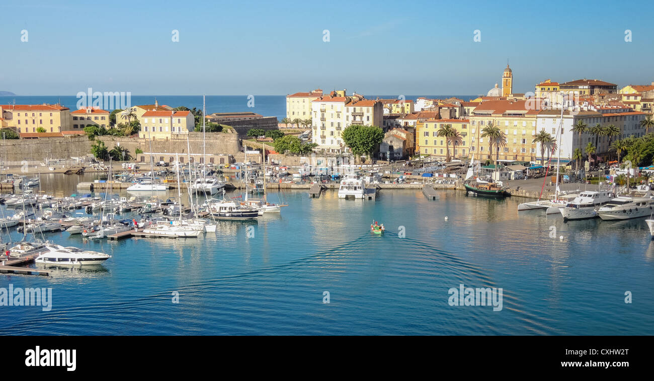 Un piccolo porto in Corsica, mare mediterraneo. Foto Stock