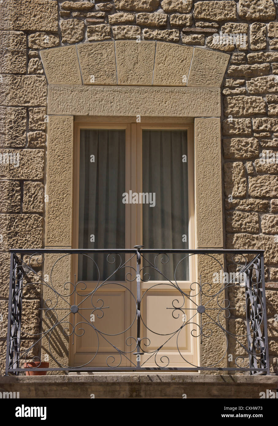 Una finestra francese su un balcone Foto Stock