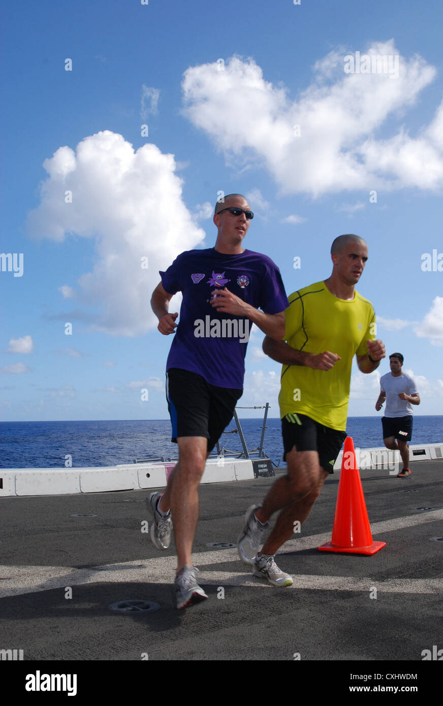 Capt. charles Jordan e capt. Adam bittner dietro l'angolo durante l'landaker 5k detenute dall'â€oepurple foxesâ€ del mezzo marino elicottero squadron (hmm) 364 (rein) a bordo di trasporto anfibio dock nave USS green bay (lpd 20). green bay è parte di peleliu amphibious pronto gruppo attualmente in corso su un pacifico occidentale con distribuzione di assalto anfibio nave USS peleliu (lha 5) e dock anfibio sbarco nave USS rushmore (LSD 47). Foto Stock