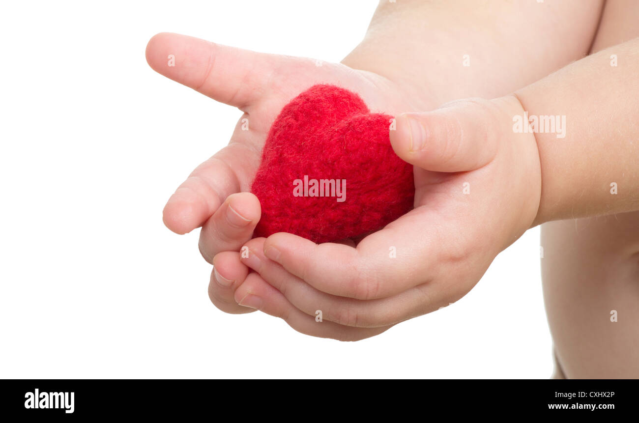 Bambino la mano con un cuore rosso Foto Stock