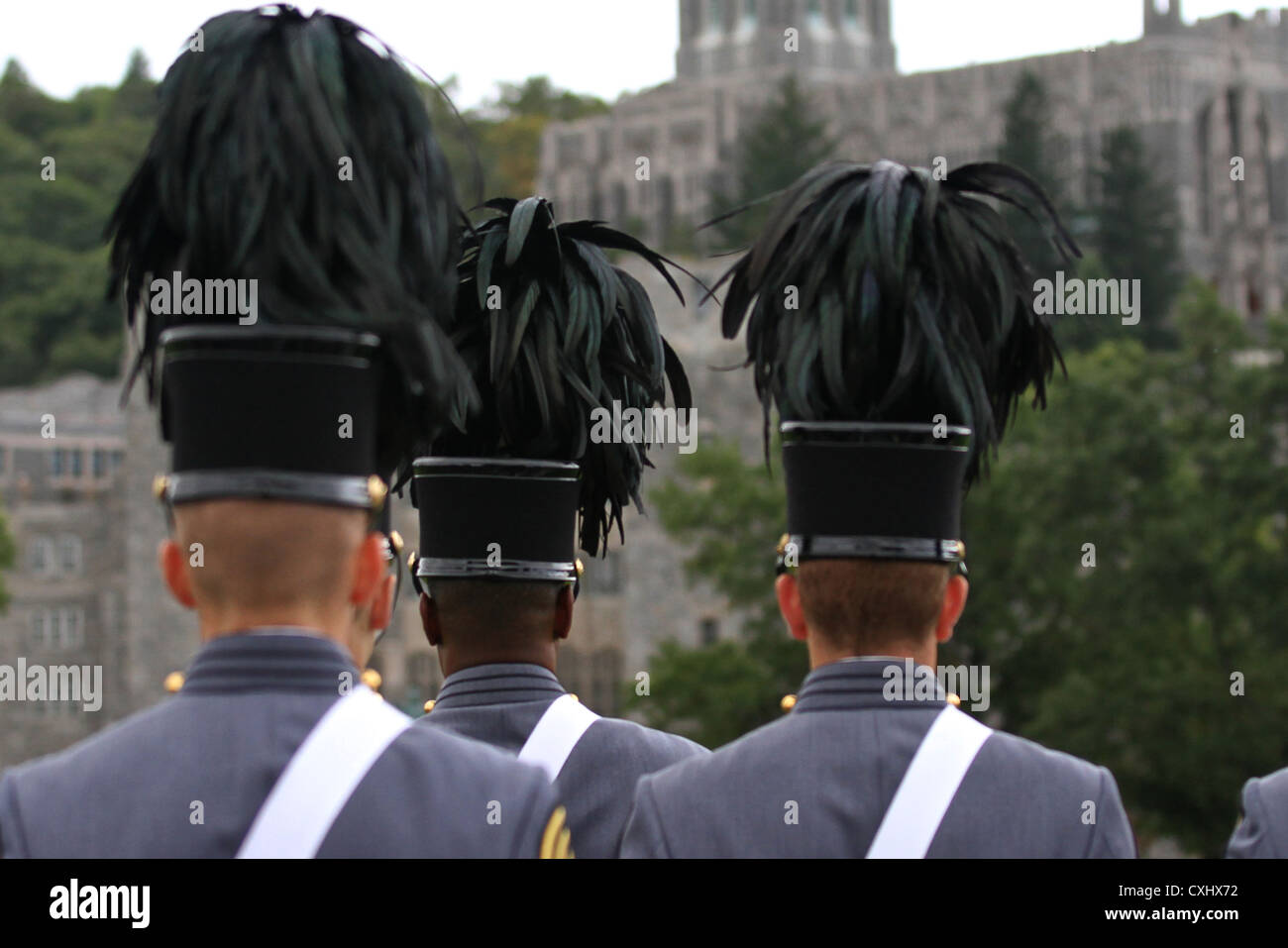 Cadet a noi Accademia Militare di marzo durante il passaggio nel riesame prima della NCAA Football gioco tra Stony Brook Seawolves Esercito e cavalieri neri a Michie Stadium il 29 settembre 2012 a West Point, NY. Foto Stock