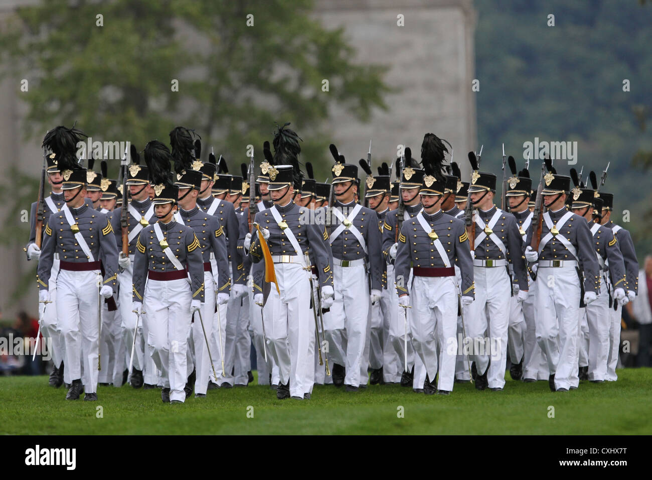 Cadet a noi Accademia Militare di marzo durante il passaggio nel riesame prima della NCAA Football gioco tra Stony Brook Seawolves Esercito e cavalieri neri a Michie Stadium il 29 settembre 2012 a West Point, NY. Foto Stock