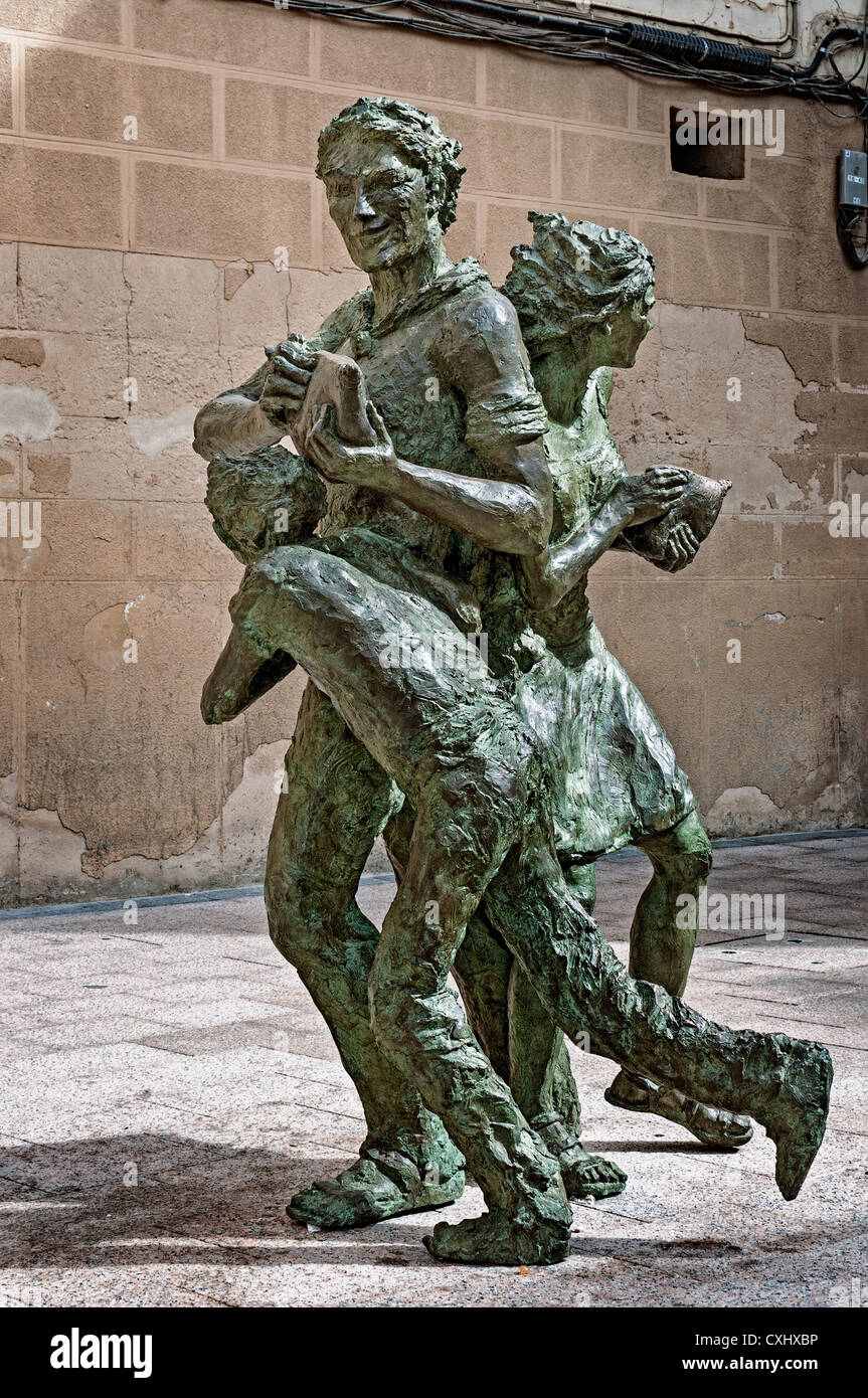 María Pilar Gutiérrez è l'autore dell'opera in bronzo di una famiglia nella battaglia di vino, un eterna lotta nella città di Haro, La Rioja, Spagna. Foto Stock