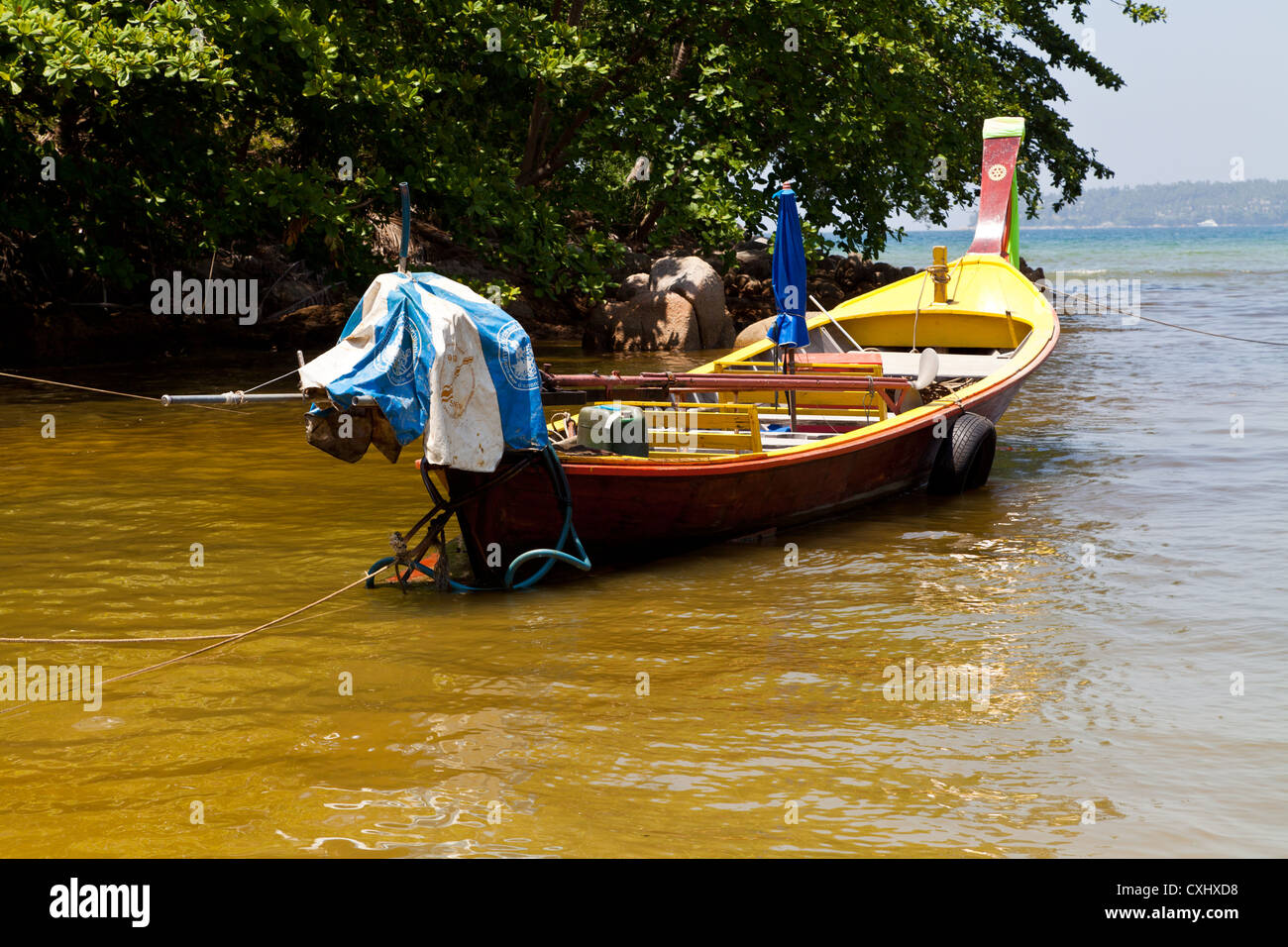 Tradizionali barche di pescatori sulla spiaggia di Bang Tao sulla Phuket in Thailandia Foto Stock