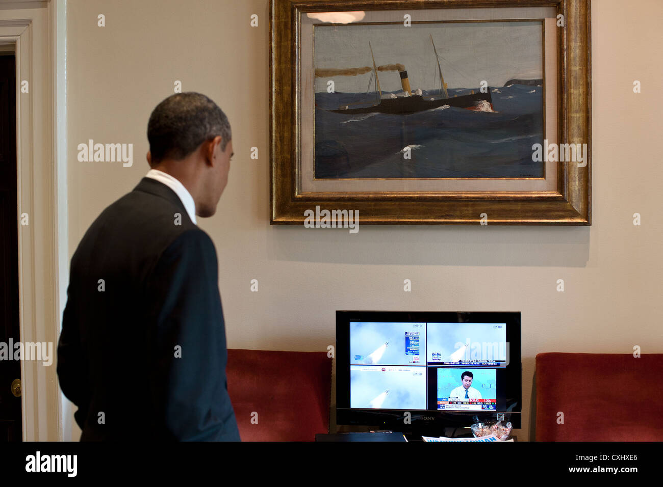 Il Presidente Usa Barack Obama orologi il lancio della navetta spaziale Atlantis su un monitor televisivo Luglio 8, 2011 nella parte esterna dell'Ufficio Ovale della Casa Bianca. Foto Stock