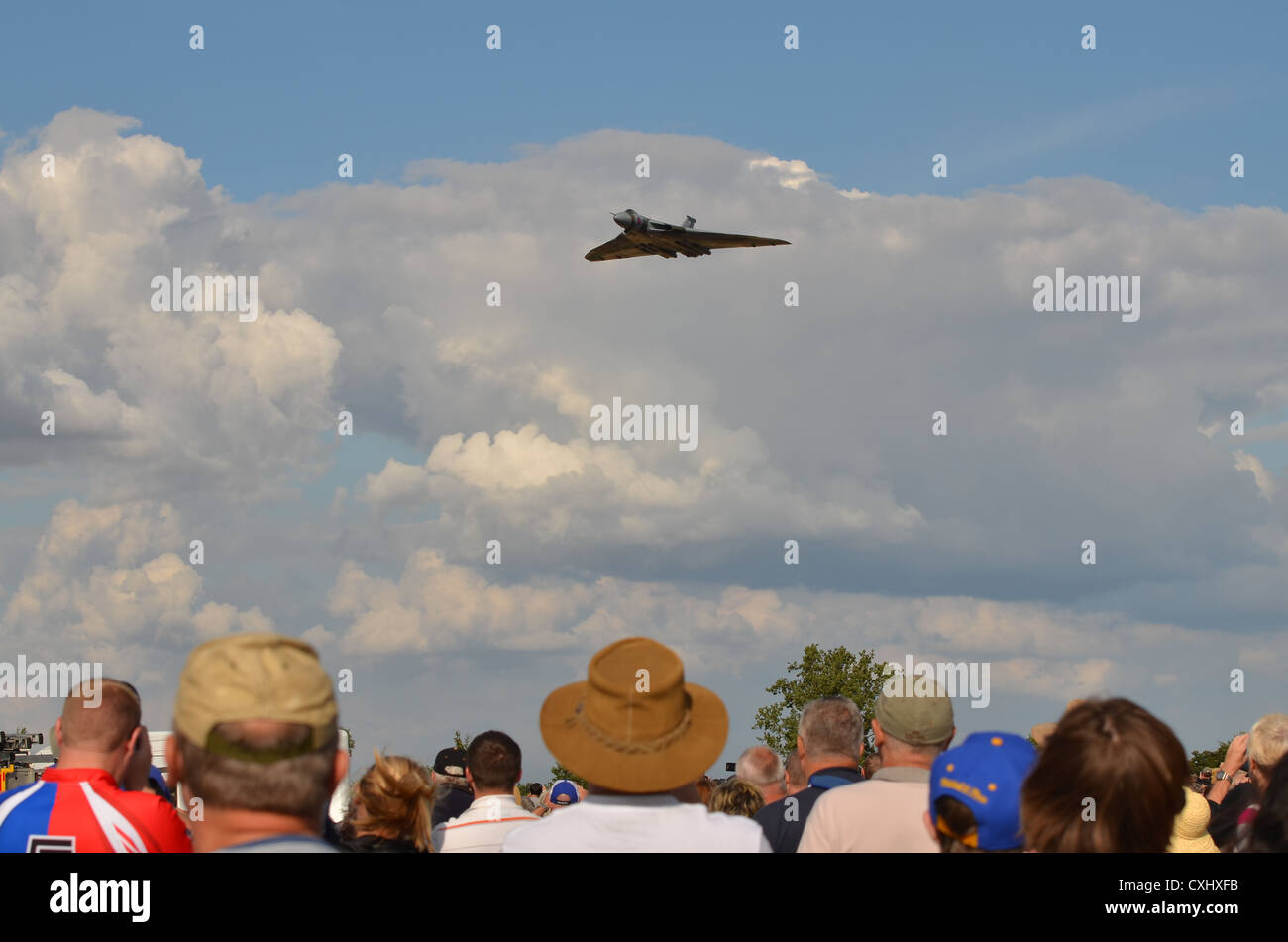 Avro Vulcan bomber jet militare volando sopra la folla a poco Gransden. XH558, il solo volare Vulcan. Foto Stock