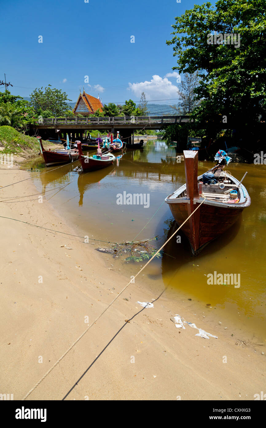 Tradizionali barche di pescatori sulla spiaggia di Bang Tao sulla Phuket in Thailandia Foto Stock