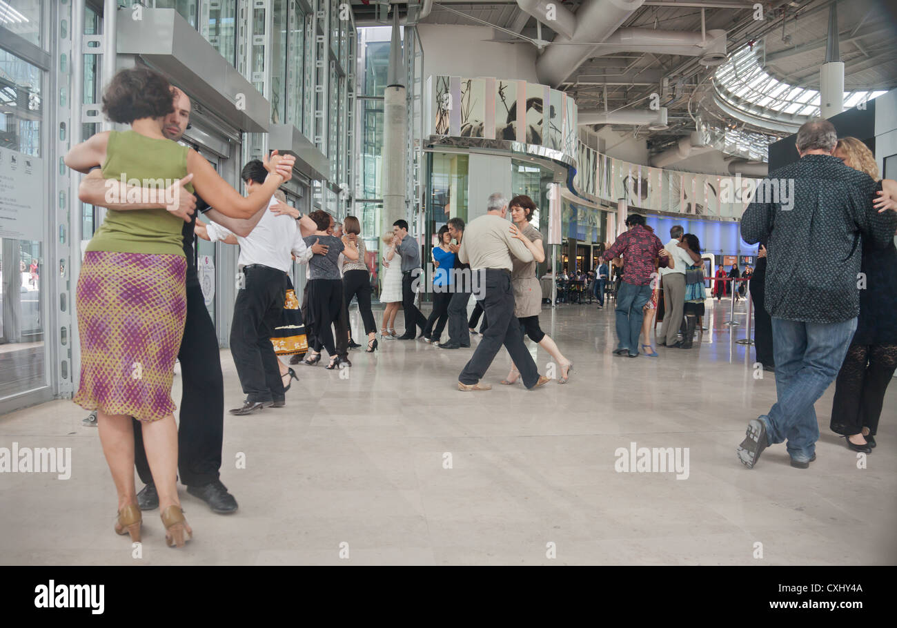 Le persone che partecipano al libero Tango Argentino danza lezioni di ballo nel foyer del Le Dome cinema di La Défense di Parigi, Francia. Foto Stock