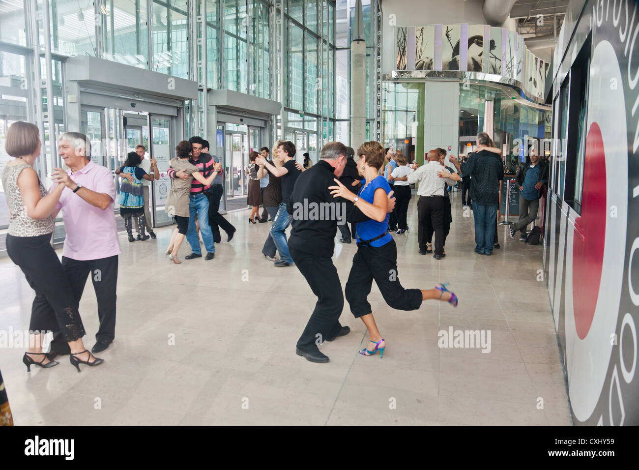 Le persone che partecipano al libero Tango Argentino danza lezioni di ballo nel foyer del Le Dome cinema a La Defense, Parigi, Francia. Foto Stock