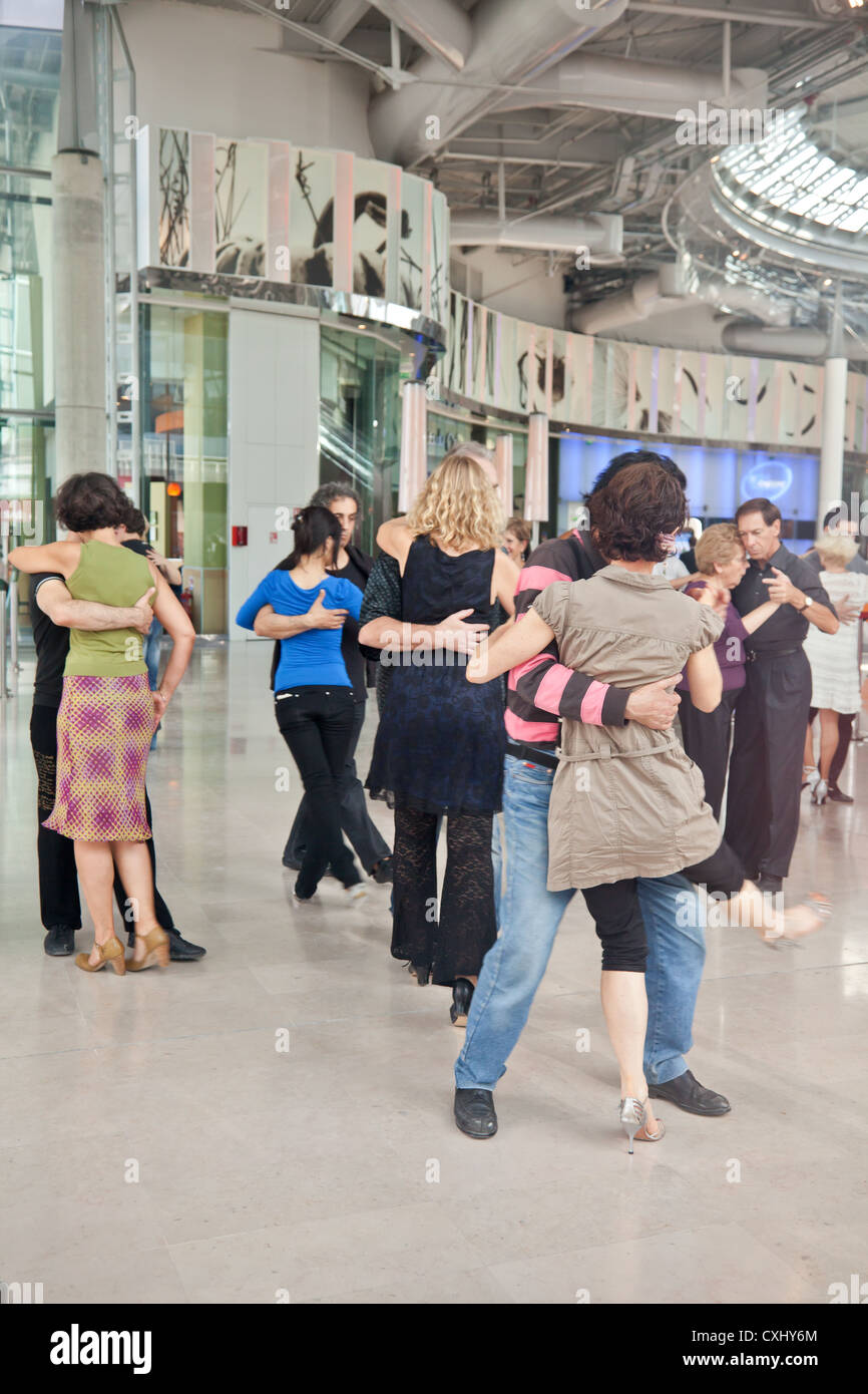 Le persone che partecipano al libero Tango Argentino danza lezioni di ballo nel foyer del Le Dome cinema di La Défense di Parigi, Francia. Foto Stock