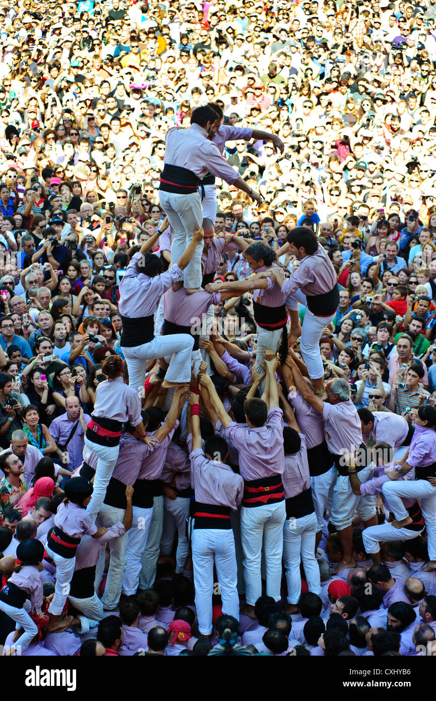Tradizionale edificio Castellers castelli umani per la merce Festival di Barcellona, Spagna. Foto Stock