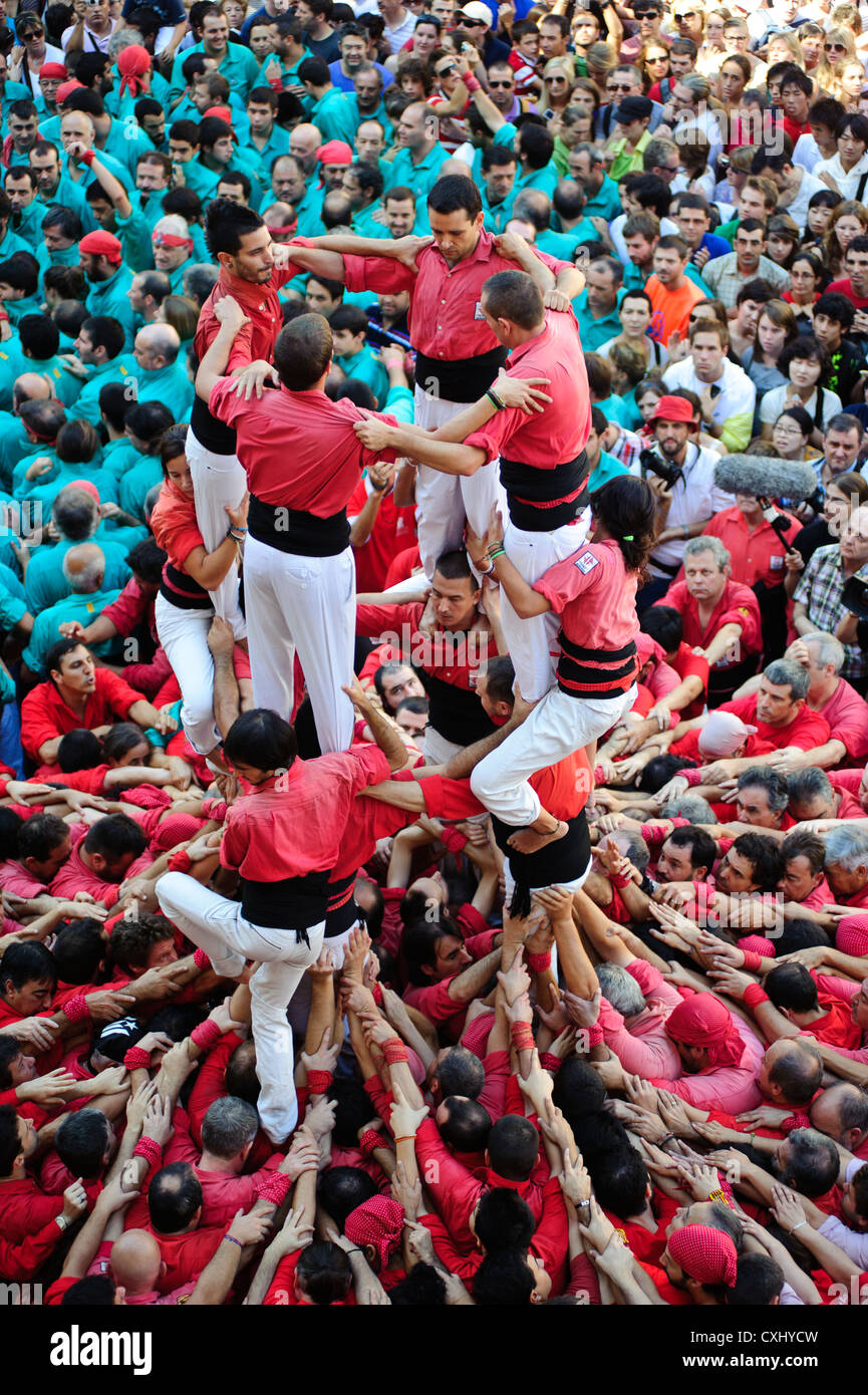 Tradizionale edificio Castellers castelli umani per la merce Festival di Barcellona, Spagna. Foto Stock