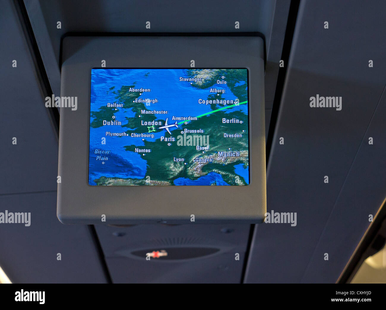 Un sistema globale di navigazione satellitare schermo TV che mostra la posizione degli aerei in volo durante un volo europeo dell'aeroporto di Heathrow a Londra REGNO UNITO Foto Stock