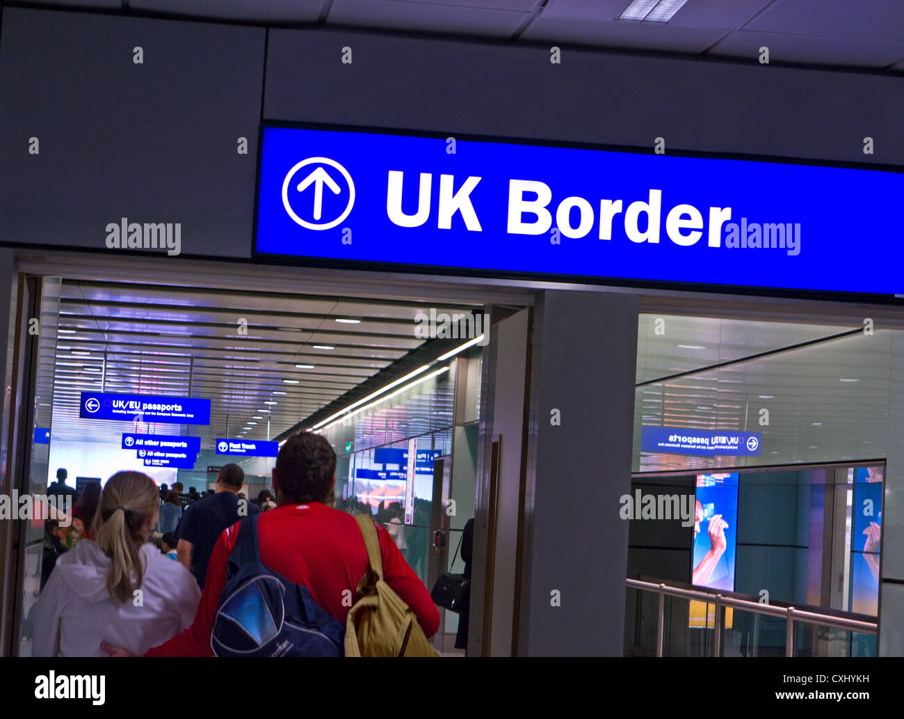 UK Border immigrazione arrivi il controllo di frontiera segno per i passeggeri in arrivo all'aeroporto di Londra Heathrow Terminal 3 LONDON REGNO UNITO Foto Stock