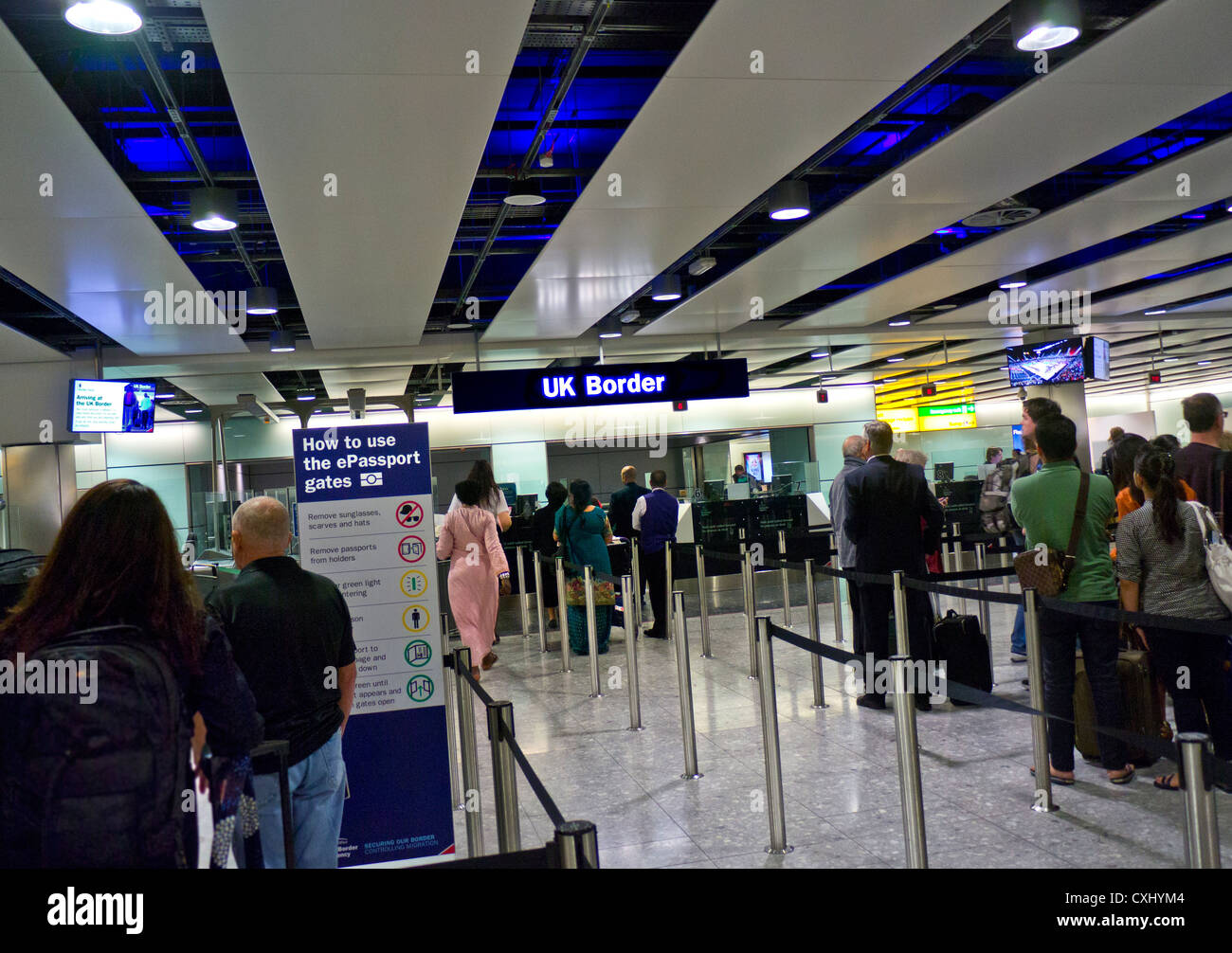 Regno Unito passaporto biometrico il controllo di frontiera coda per i passeggeri in arrivo all'aeroporto di Londra Heathrow Terminal 3 Foto Stock