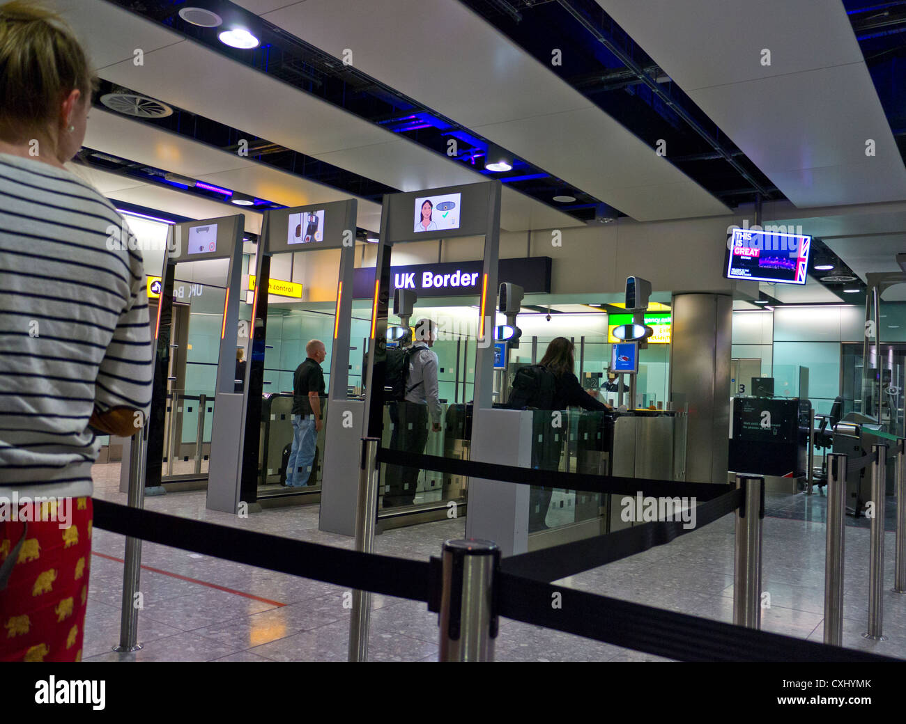 Regno Unito faccia biometrici passaporto di scansione del controllo di frontiera immigrazione coda per i passeggeri in arrivo all'aeroporto di Londra Heathrow Terminal 3 Foto Stock