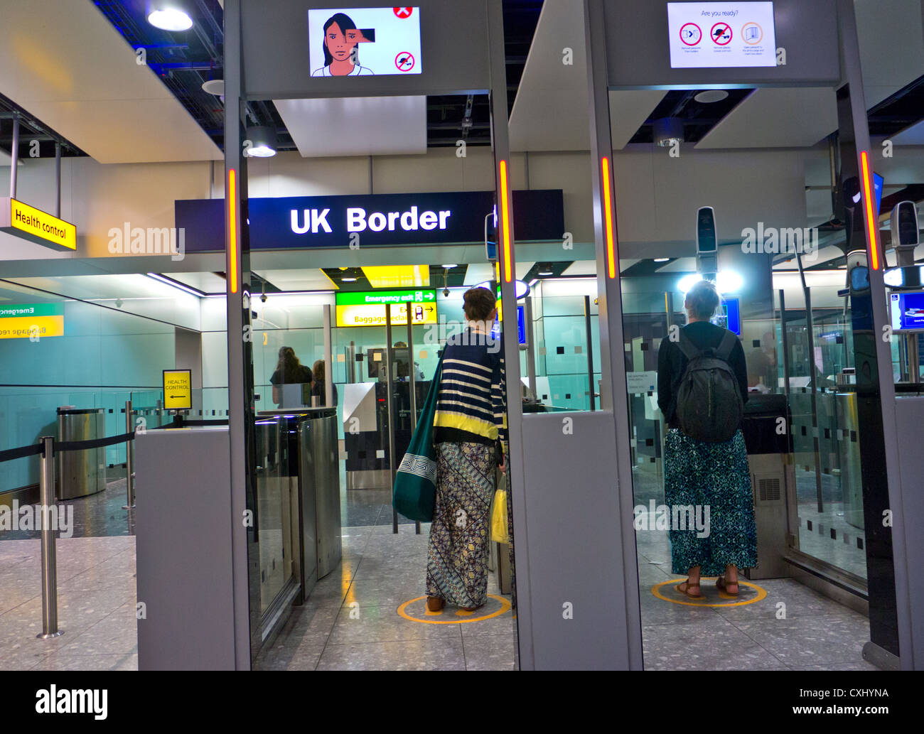 Controllo Di Frontiera con passaporto elettronico per i passeggeri in arrivo al terminal 3 dell'aeroporto di Londra Heathrow Foto Stock