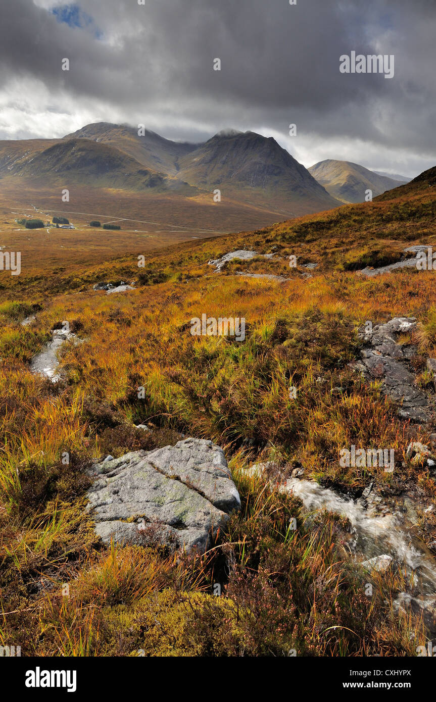 Vista da Beinn un Chrulaiste oltre l'Kingshouse Hotel di Meall un' Bhuiridh e Creise in autunno, Glencoe, Scozia Foto Stock