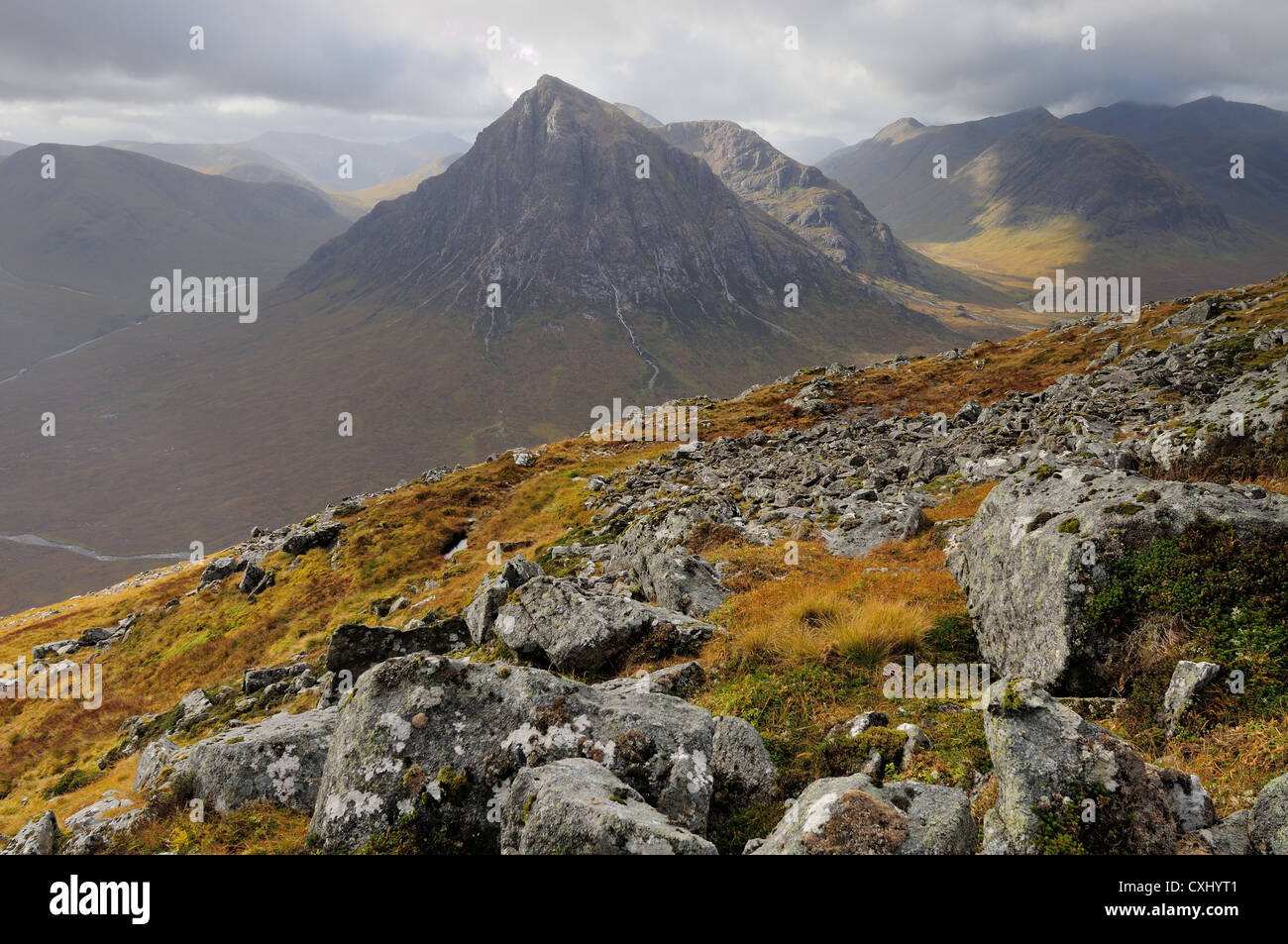 Glen Etive, Stob Dearg, Buahaille Etive Mor, Lairig Gartain e Buachaille Etive Beag da Beinn un Chrulaiste, Glencoe, Scozia Foto Stock