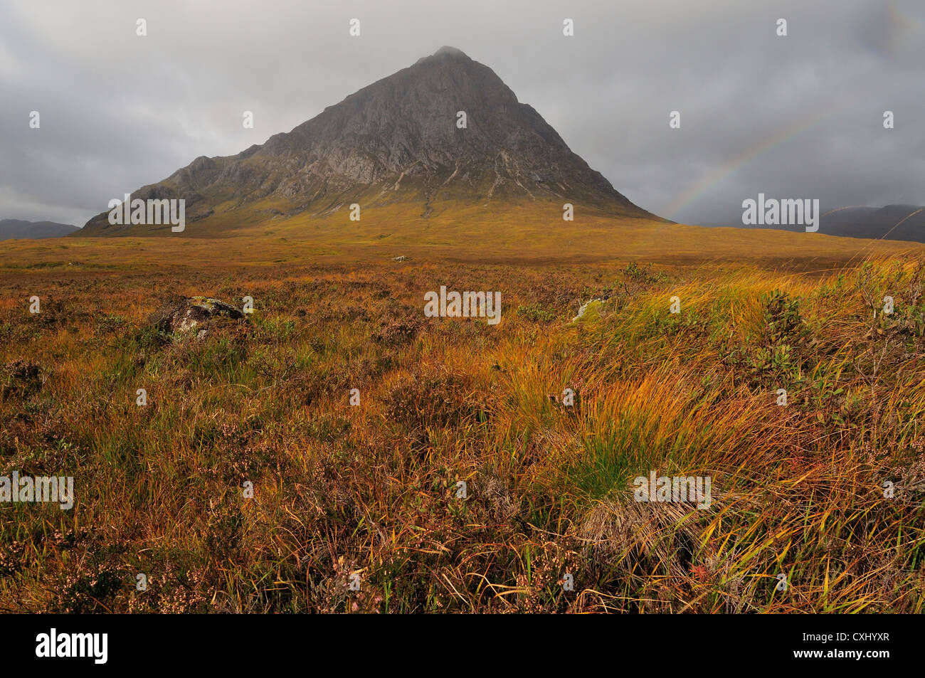 Rainbow e Stob Dearg in autunno, Glencoe, Highlands scozzesi Foto Stock