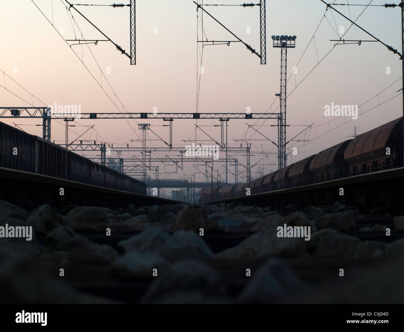 Stazione ferroviaria; dettagli dalla prospettiva insolita Foto Stock