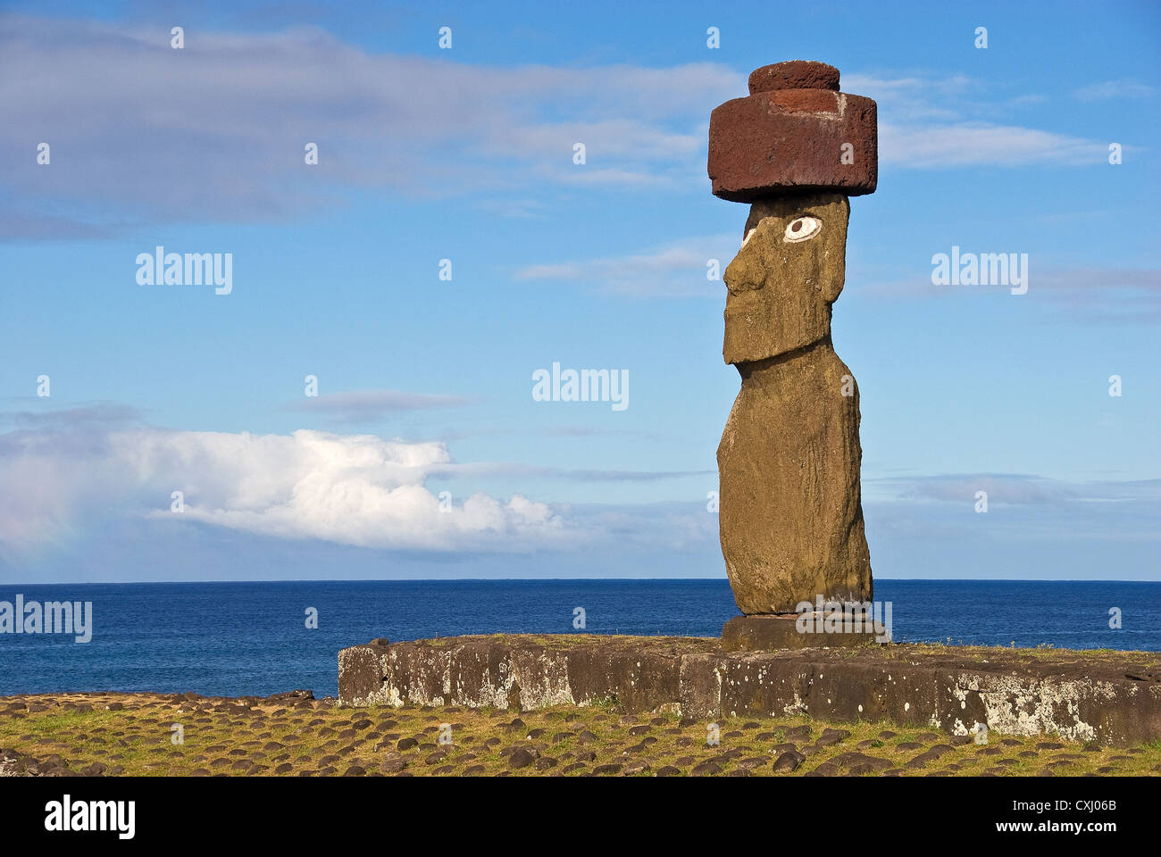 Elk198-5106 Cile, Isola di Pasqua, Hanga Roa, Ahu Ko Te Riku, moai statua Foto Stock