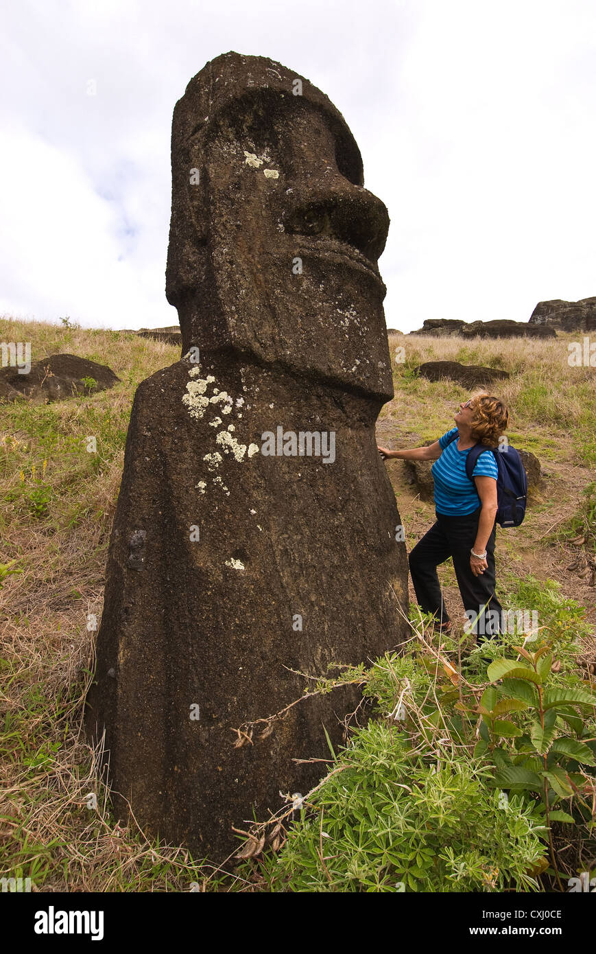 Elk198-5315v Cile, Isola di Pasqua, Ahu Tongariki, moai statue con modello rilasciato visitatore Foto Stock